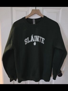 Gildan Dark Green Crewneck Sweatshirt with 'SLÁINTE' Print